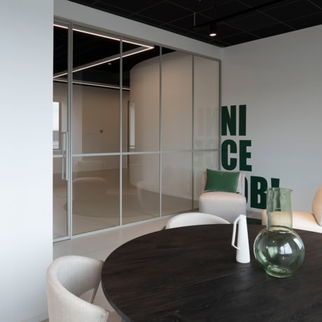 Elegante stalen scheidingswand met glas voor moderne interieurs, maatwerk mogelijk, perfect voor kantoor of woonruimte.