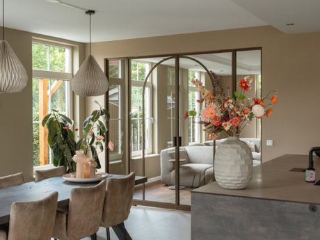 Dubbele taatsdeur van Aluwdoors in een bronzen kleur met ronde vormen.