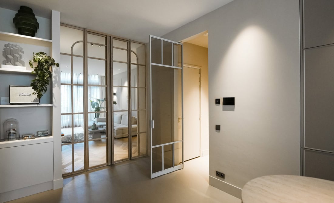 Elegant stalen scheidingswand en deurmaatwerk voor moderne interieurs.