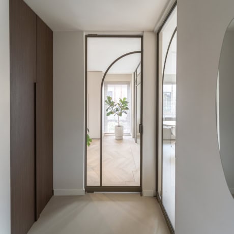 Elegante op maat gemaakte stalen deur voor moderne interieurs.