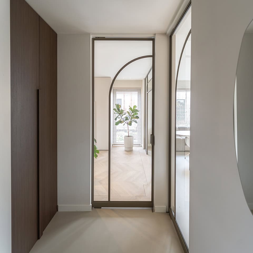 Elegante op maat gemaakte stalen deur voor moderne interieurs.