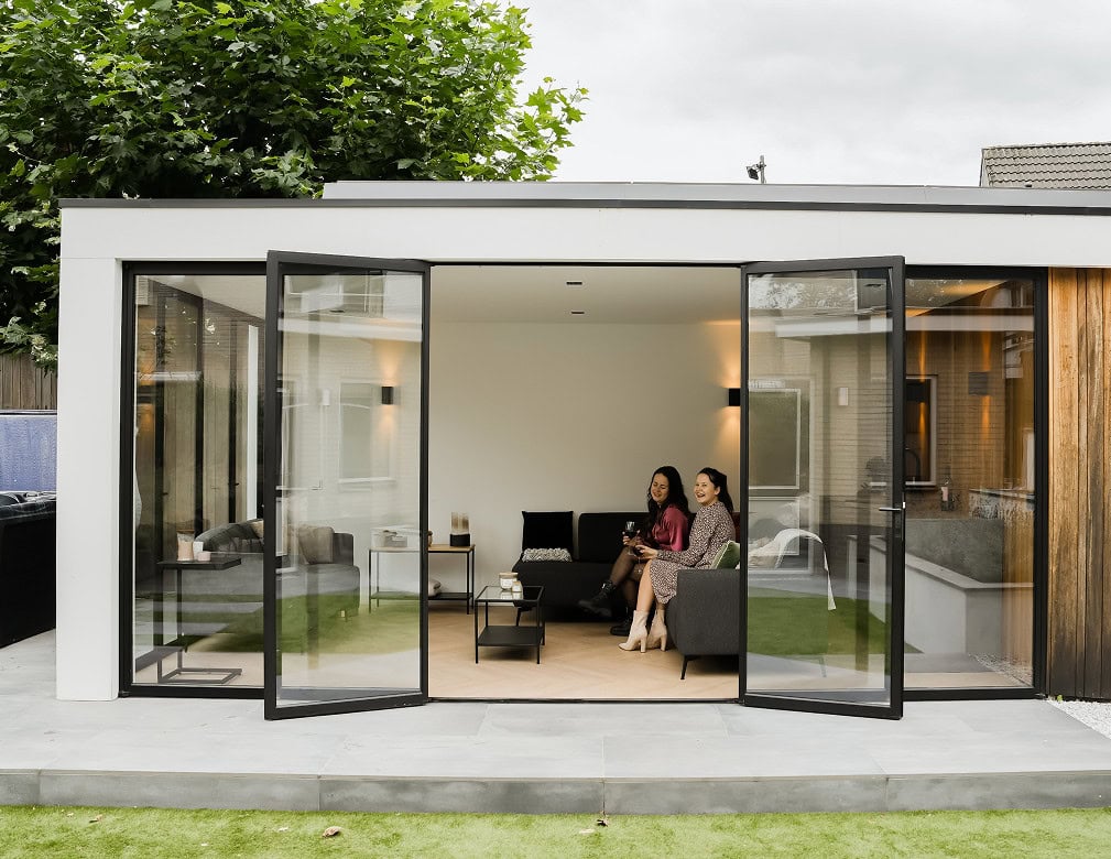 Hoogwaardige stalen terrasdeuren met glazen wanden, modern ontwerp en op maat gemaakt, perfect voor een stijlvolle binnen-buiten verbinding.