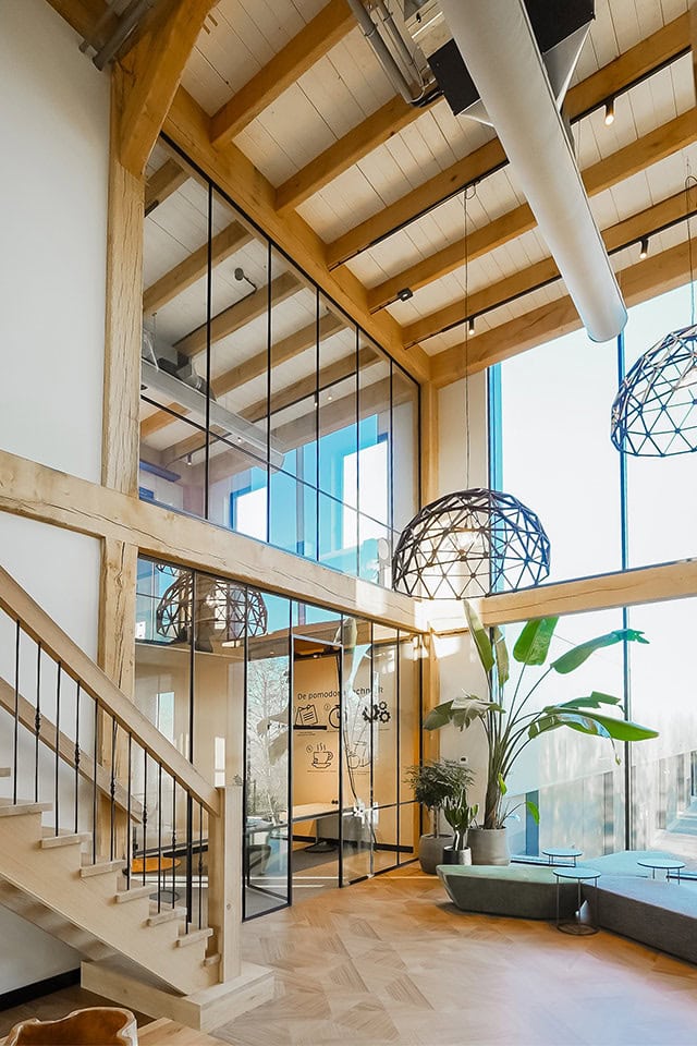 Glazen wanden in pand