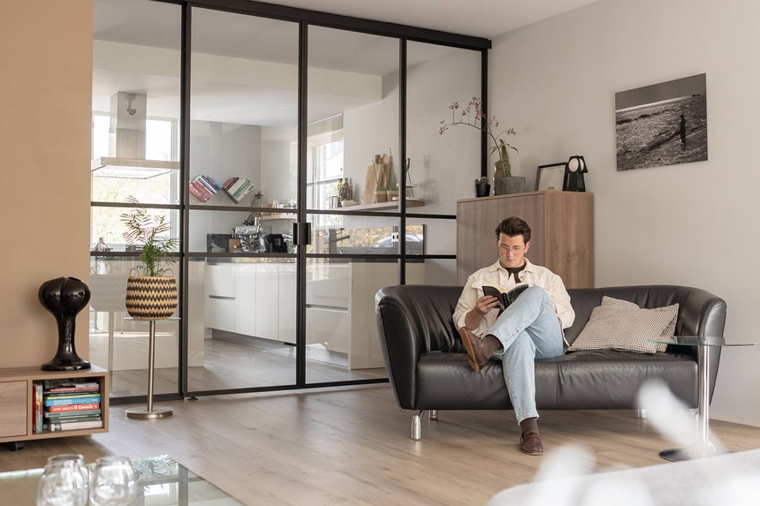 Stalen schuifdeur tussen keuken en woonkamer