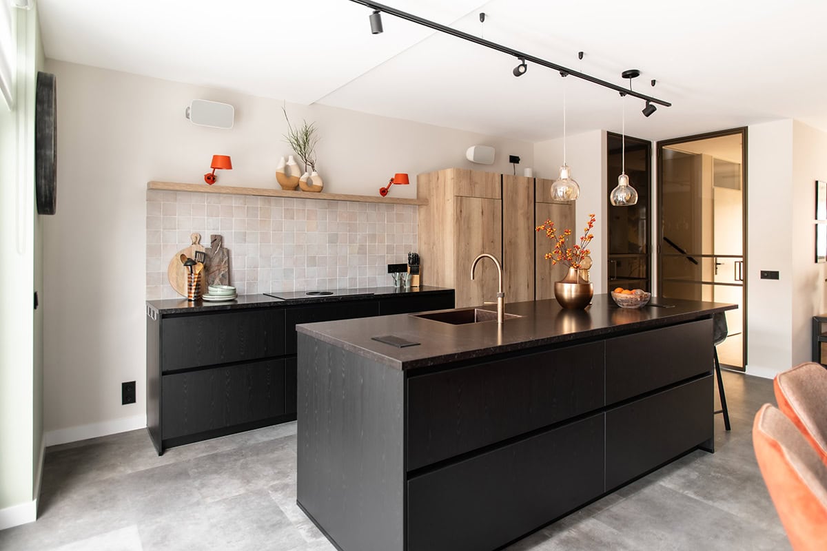 Bronzen stalen deur met brons glas van Aluwdoors.