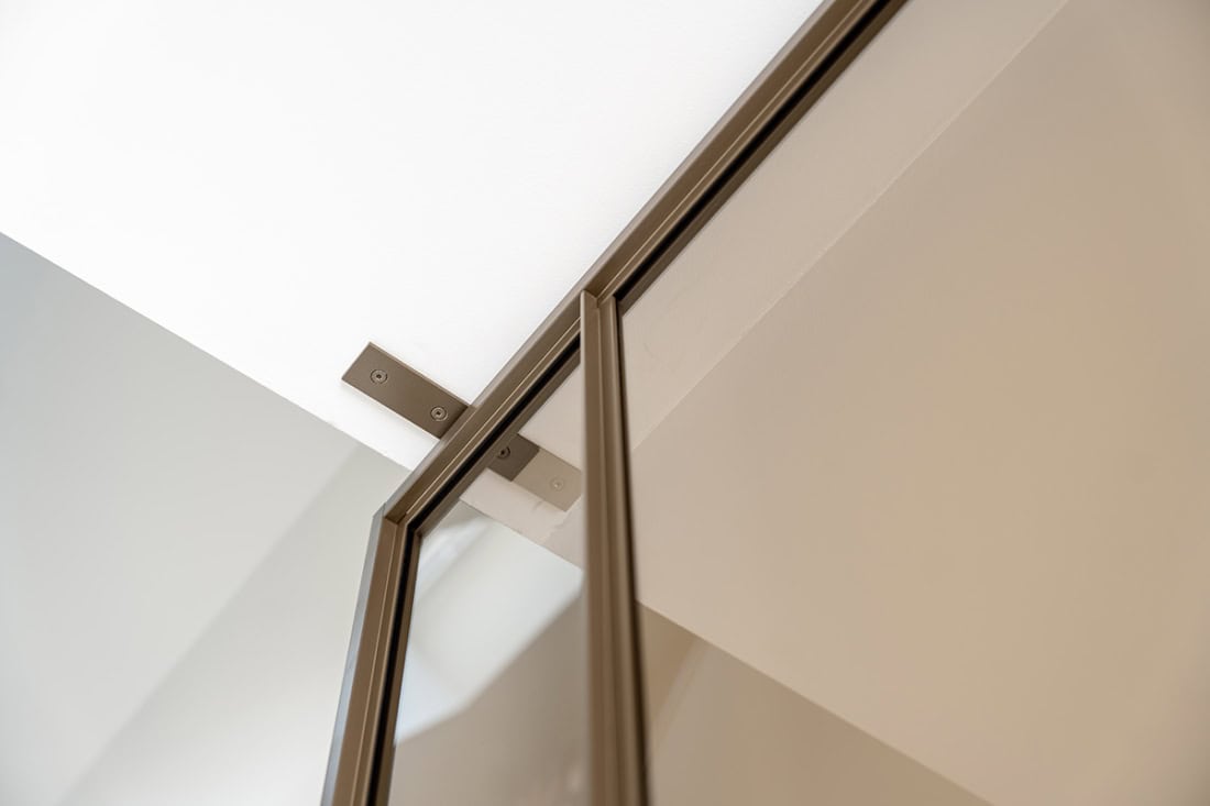 Detail photo of the pivot hinge of Aluwdoors