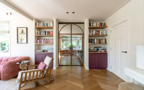 Dubbele schuifdeur in het brons met een getoogde roede van Aluwdoors