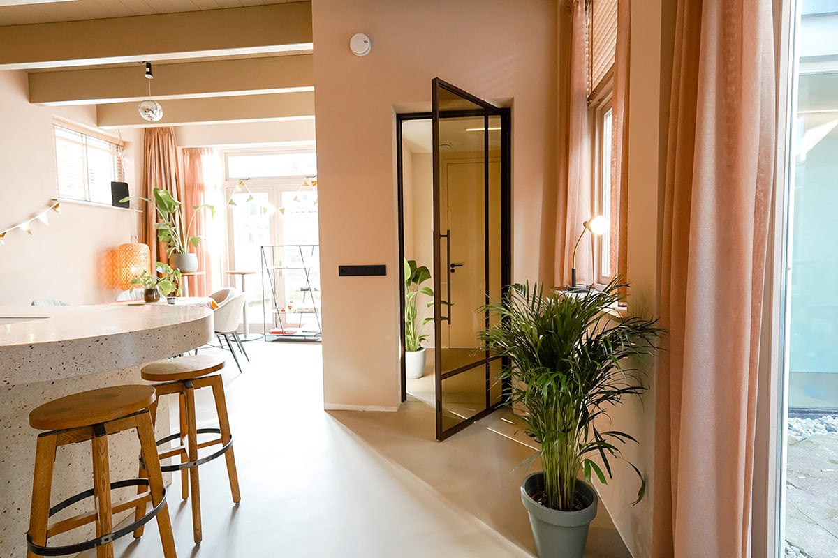 Donkerbruine stalen deuren met brons glas