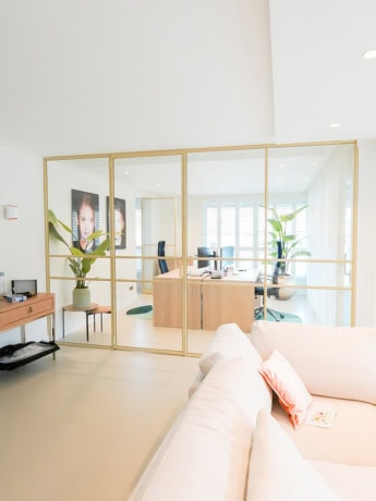 Rustieke stalen scheidingswand met glazen panelen voor moderne interieurs.