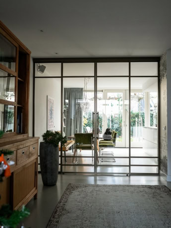 Hoge kwaliteit stalen schuifdeuren en muurconcepten op maat voor een moderne stijlvolle interieurafwerking.