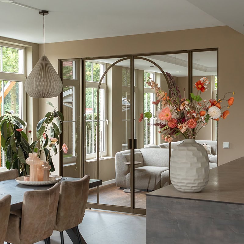 High-quality steel sliding doors with custom-made walls in a modern living room.