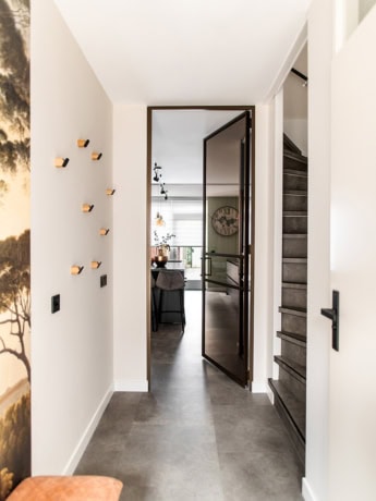 Moderne stalen binnendeur met glas en zwarte afwerking, ontworpen op maat door Aluwdoors voor een stijlvolle woningindeling.