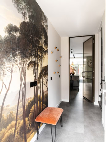 Hoogwaardige stalen deur met zwarte rand en glas, moderne binnendeur voor woongedeelte.