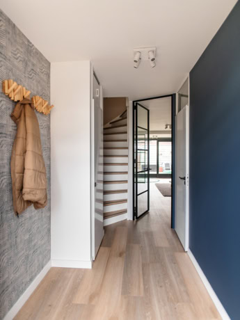 Ruwbouw stalen deur met strak zwart frame en glasing, modern interieur, hoge kwaliteit staal, op maat gemaakte deur, stijlvolle afwerking, lichtdoorlatend ontwerp.