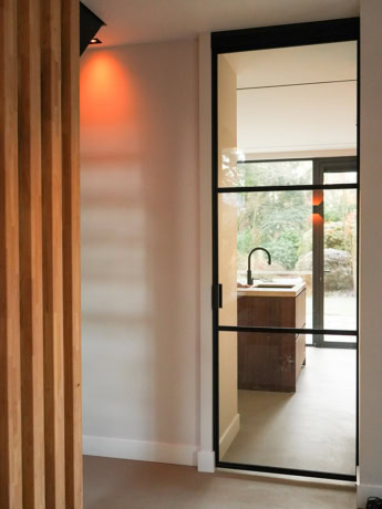 Alu stalen deur met glazen panelen voor een moderne interieurafwerking en extra lichtinval.