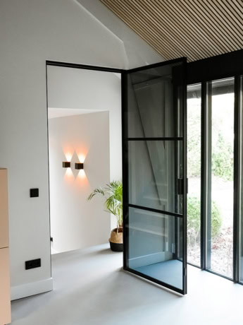 Elegant stalen schuifdeur met zwart frame, perfect voor moderne interieurontwerpen, van Aluwdoors.