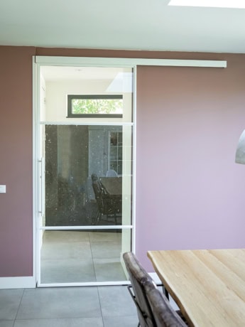 Aluminium stalen scheidingsdeur met glazen panelen, modern en op maat gemaakt voor een strakke indeling.