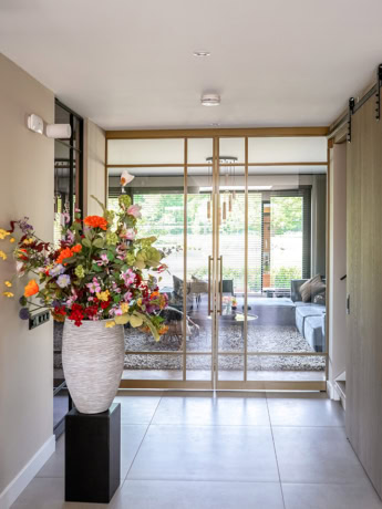 Elegante stalen schuifdeur met maatwerk design, perfect voor een moderne interieurafwerking.