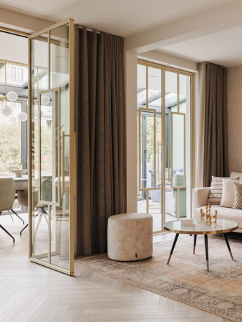 Elegante stalen scheidingswand met glas voor een moderne en stijlvolle woonkamer.