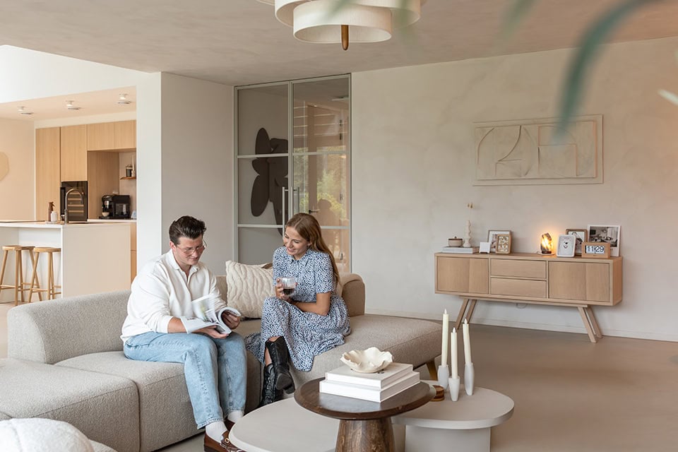 Grijze taatsdeuren in woonkamer