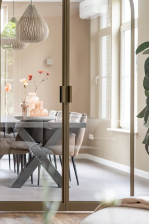 Corner handle on pivot door