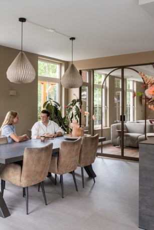 Aluminium doors in the colour bronze