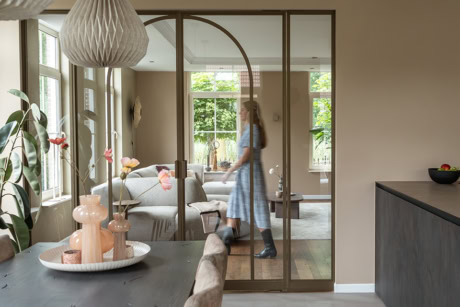 Angled rod on an aluminium door