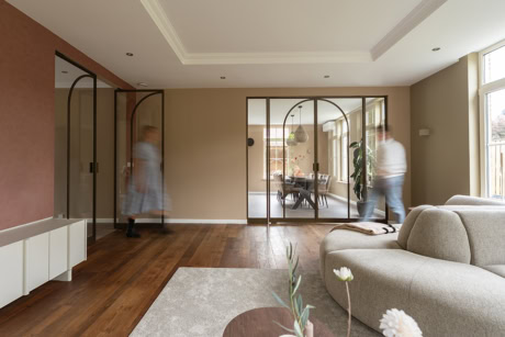 Steel pivot doors with arched rod in the colour bronze