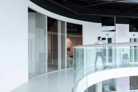 Ronde glazen kantoorwanden