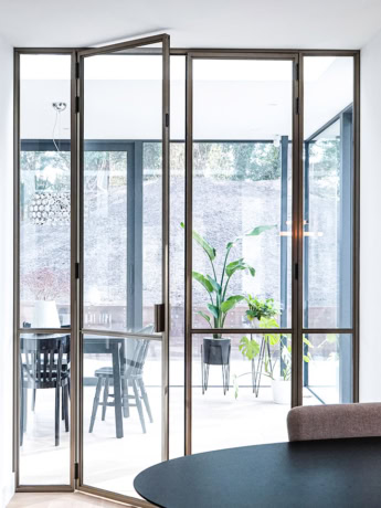 Hoogwaardige stalen schuifdeur voor interieur en exterieur, maatwerk en moderne design, duurzame en veilige stalen wanden, elegante afsluitopties, Aluwdoors specialist.