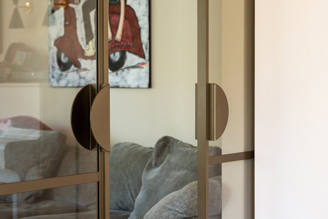 De bronzen maangreep van Aluwdoors