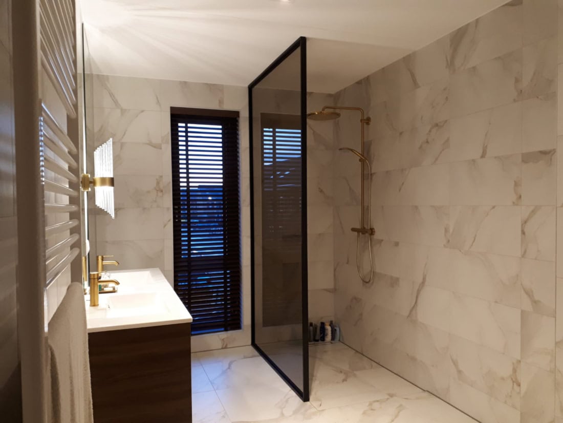 Stalen deuren en wanden in een badkamer