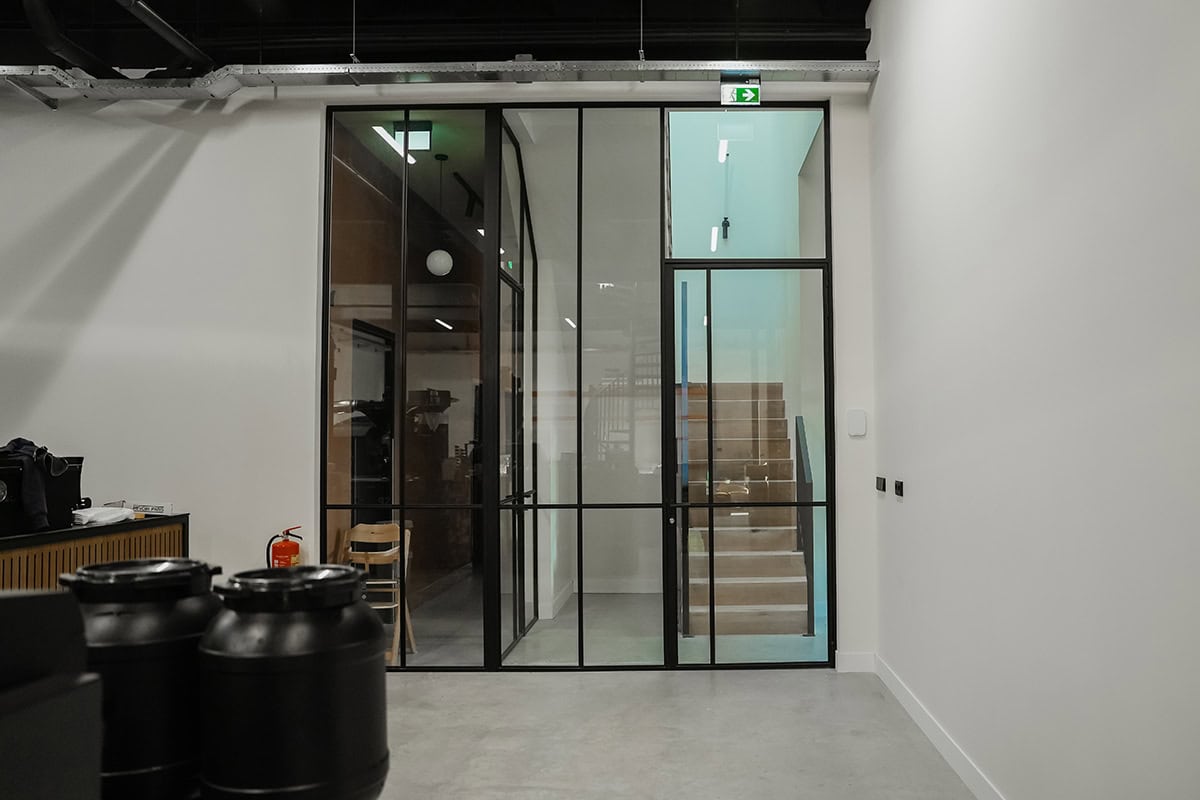 Scharnierdeur met bovenlicht van Aluwdoors