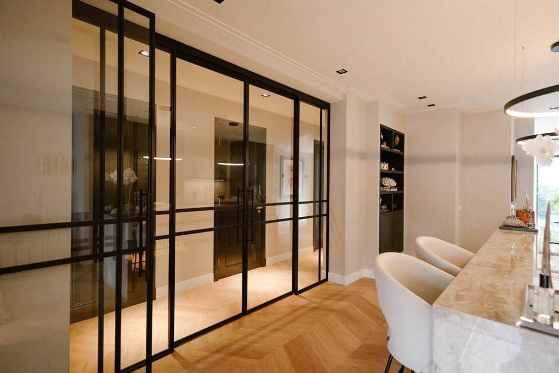 Zwarte stalen deuren in de keuken