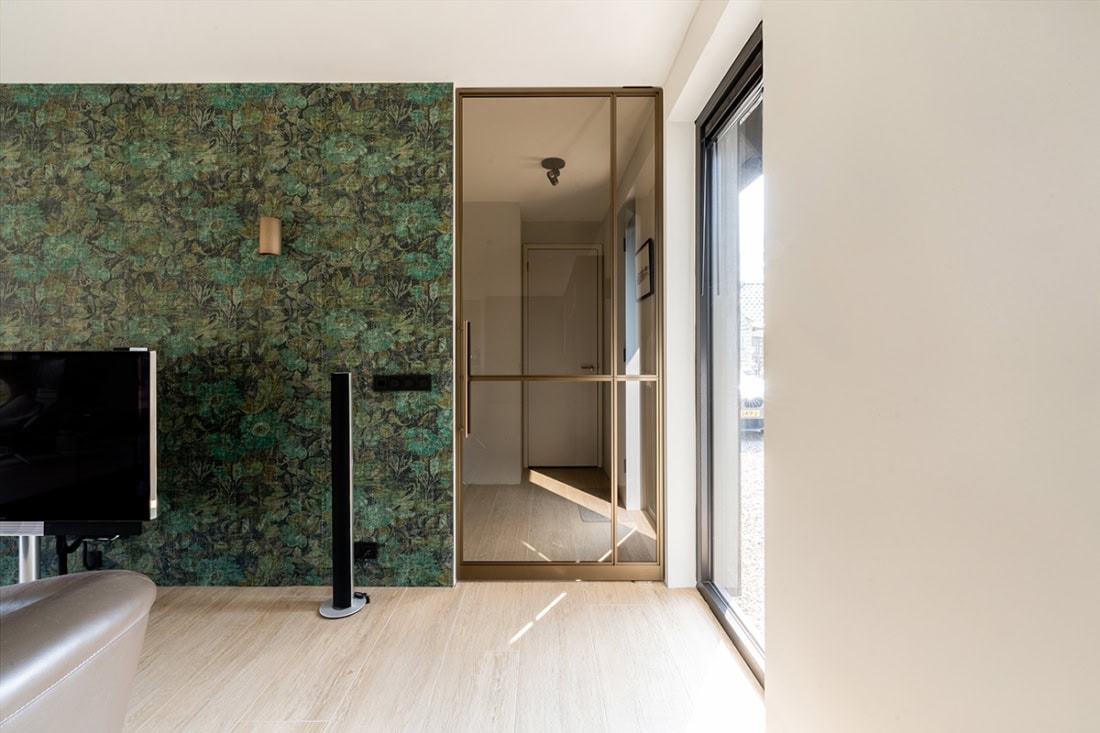 The doors of Aluwdoors containing bronze glass.