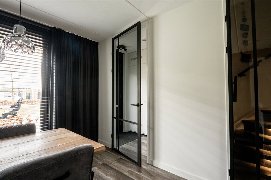 Zwarte stalen opdekdeur van Aluwdoors