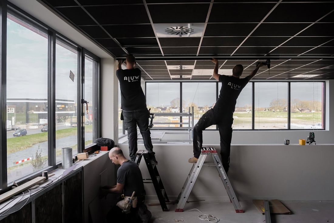 Het controleren van rachelwerk voordat jouw deur geplaatst wordt is belangrijk.