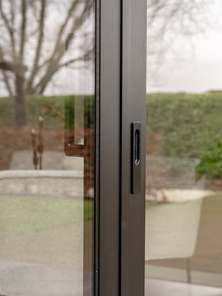 Moderne stalen schuifdeur met glas, perfect voor binnen- en buitengebruik, op maat gemaakt door Aluwdoors voor een strakke en duurzame afwerking.