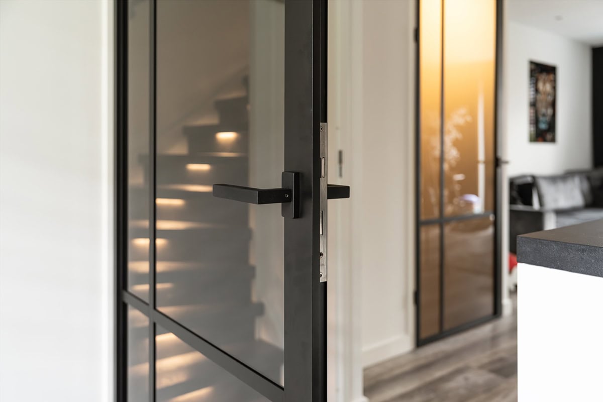 Strakke afwerking van de opdekdeuren van Aluwdoors