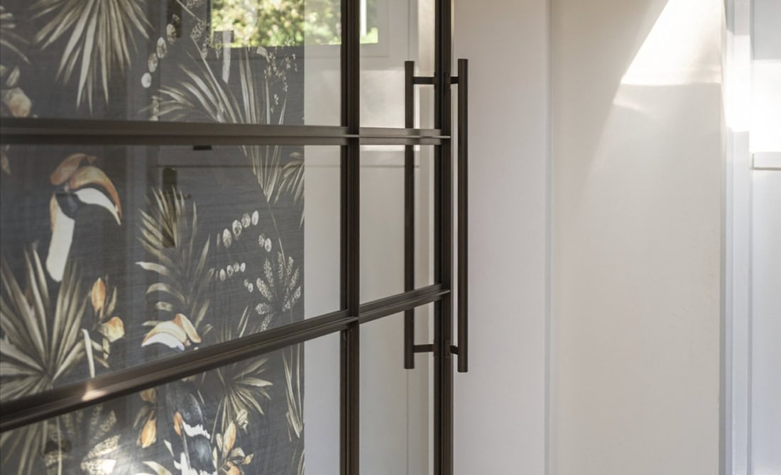 Hoogwaardige stalen binnendeuren met strakke zwarte afwerking en op maat gemaakte wanden, modern interieurdesign, geschikt voor elke ruimte.