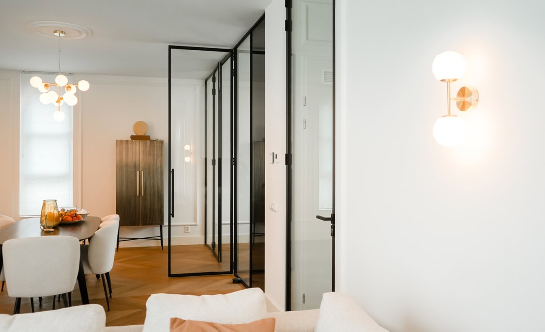 zwarte aluminium taatsdeuren woonkamer glas