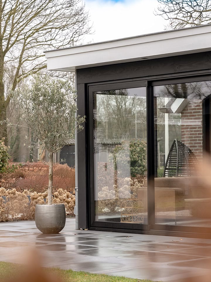 Moderne stalen schuifdeur met grote glazen panelen, perfect voor een strakke en eigentijdse uitstraling, geschikt voor binnen- en buitengebruik.