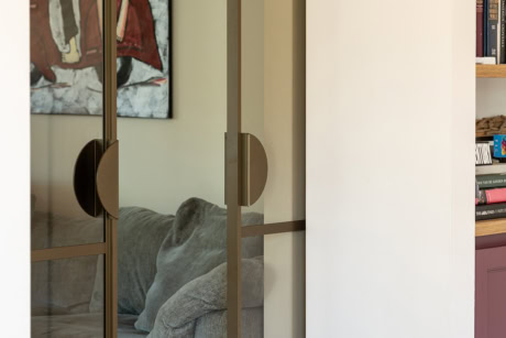 De bronzen maangreep van Aluwdoors