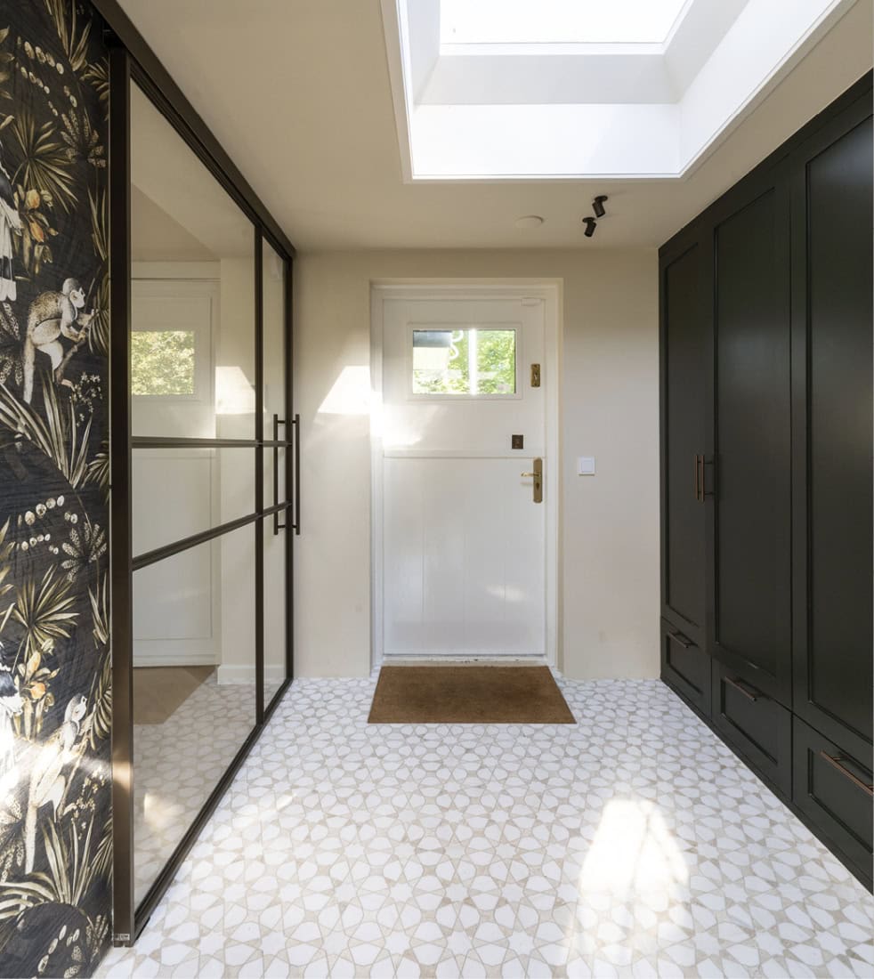 Aluminium taatsdeur met glas – stijlvolle entree met ruimtelijk lichtspel