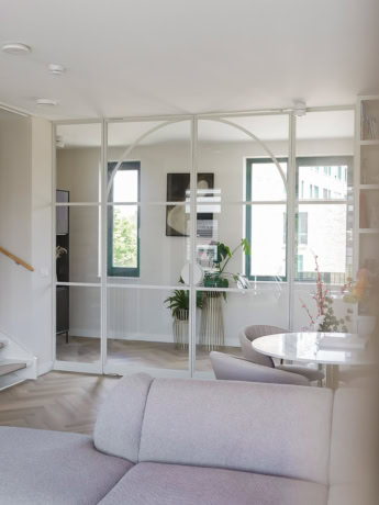 Geriefelijke stalen scheidingswand met glazen panelen voor moderne interieurindeling, maatwerk, minimalistisch design, hoogwaardige afwerking, geschikt voor woon- en kantoorruimtes, aluminium stijl.