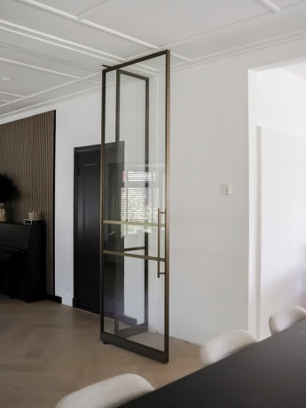 Aluwdoors stalen deur op maat met minimalistisch ontwerp en luxe zwart metalen frame.