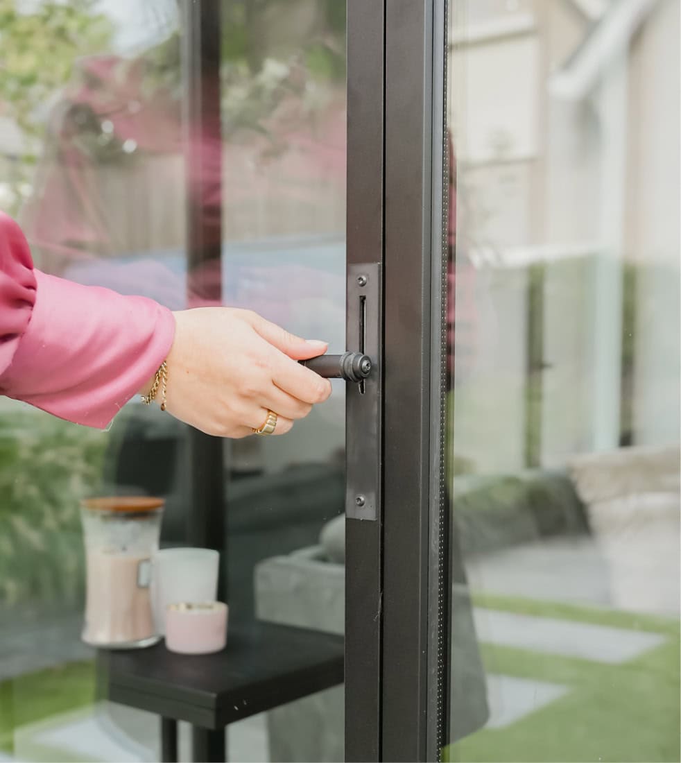 Aluminium folding wall with high-quality closure - easy to use and sleek finish