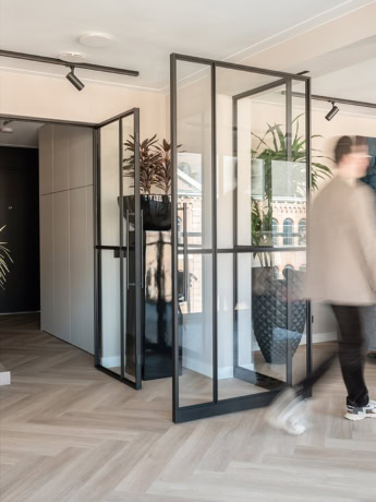 Zwarte stalen taatsdeuren