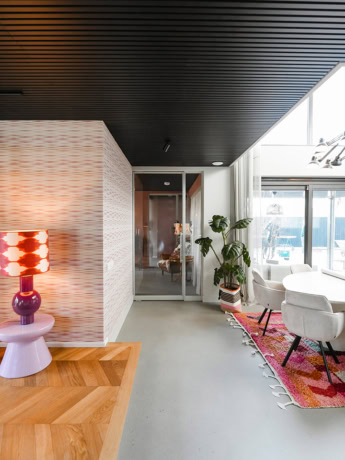 Hoogwaardige stalen scheidingsdeur met strakke afwerking in modern interieur.