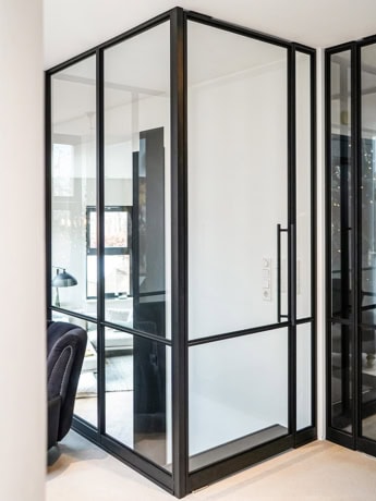 Elegant stalen Paarse deur en muurwand in modern interieur.